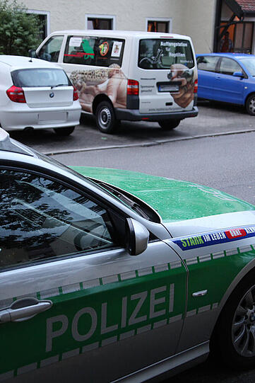 In Waldkraiburg wurde ein Mann vermeintlich von einer Schlange gebissen. Daran gibt es jedoch berechtigte Zweifel. Die Bilder vom Einsatzort.