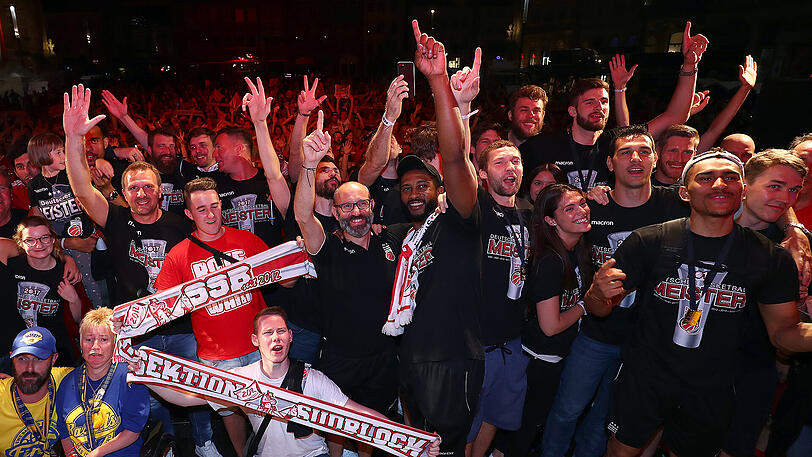 Party auf dem Rathausplatz in Bamberg: Die Brose Baskets feiern ihren neunten BBL-Titel.