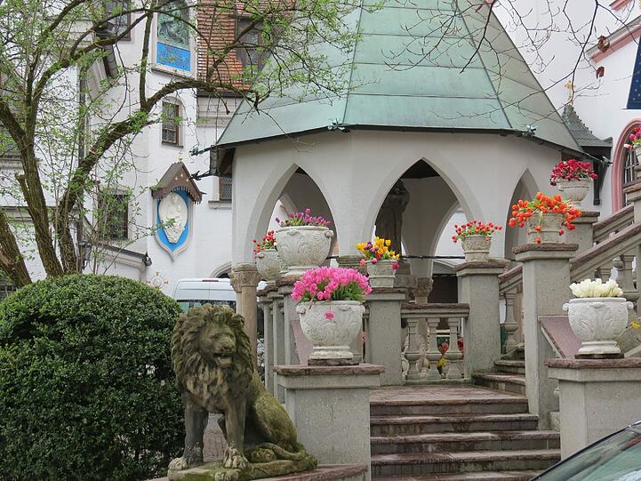 Spaziergang in Harlaching und Umgebung: Dabei u.a. die russisch- orthodoxe Kirche in der Obergiesing. Der umgedrehte Baumstamm beim Spielplatz am Paula-Herzog-Weg; die Wege die mit gelben Blütenstaub bedeckt sind. Die Wege unterhalb des Trainingsgeländes vom TSV 1860 und noch ein paar andere Impressionen.
