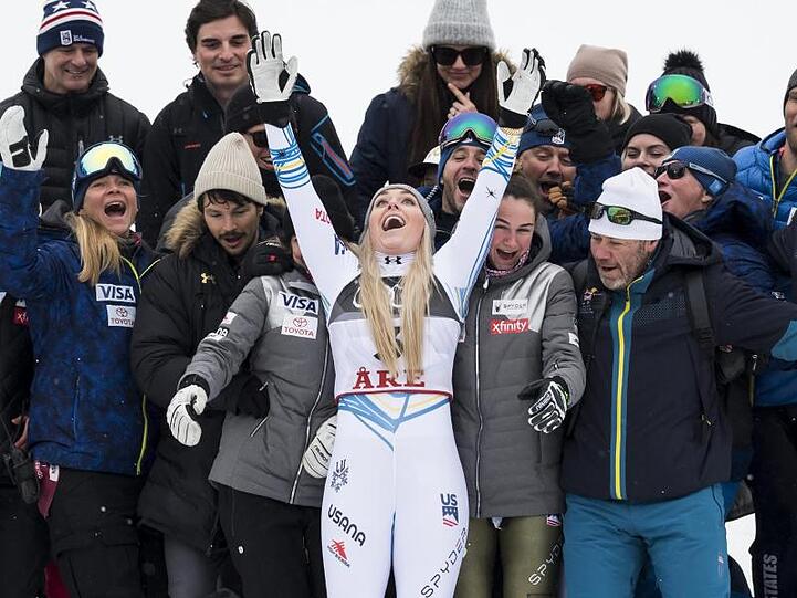 Lindsey Vonn lässt sich von ihren Teamkollegen feiern.