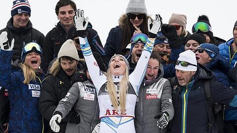Lindsey Vonn lässt sich von ihren Teamkollegen feiern.