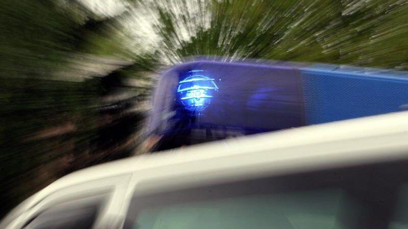 Das Blaulicht eines Polizei-Einsatzfahrzeuges leuchtet. Foto: Marcus Führer/dpa