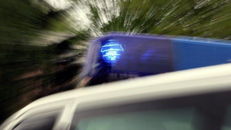 Das Blaulicht eines Polizei-Einsatzfahrzeuges leuchtet. Foto: Marcus Führer/dpa Das Blaulicht eines Polizei-Einsatzfahrzeuges leuchtet. Foto: Marcus Führer/dpa
