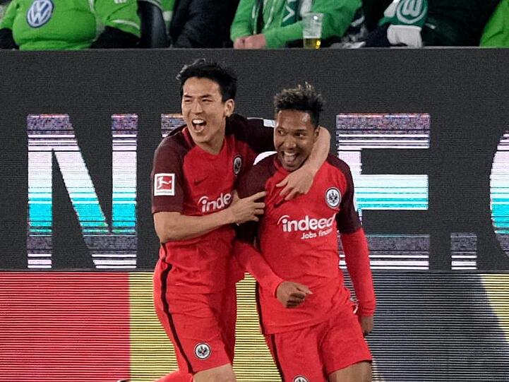 Da lagen die Frankfurter noch vorn: Jonathan de Guzman bejubelt sein Tor zum 1:0 beim VfL Wolfsburg mit Makoto Hasebe (l).