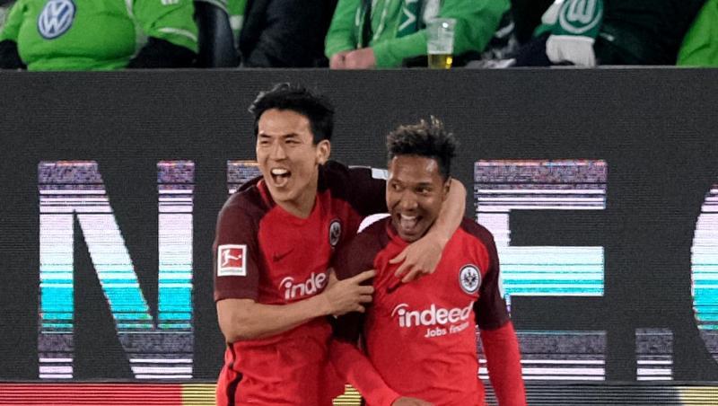 Da lagen die Frankfurter noch vorn: Jonathan de Guzman bejubelt sein Tor zum 1:0 beim VfL Wolfsburg mit Makoto Hasebe (l). Da lagen die Frankfurter noch vorn: Jonathan de Guzman bejubelt sein Tor zum 1:0 beim VfL Wolfsburg mit Makoto Hasebe (l).