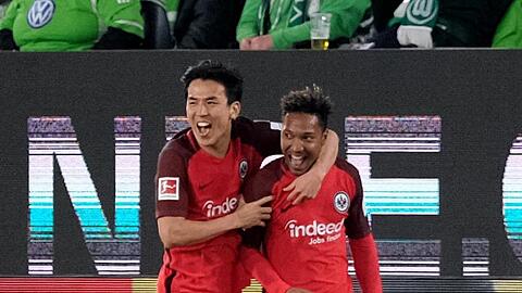 Da lagen die Frankfurter noch vorn: Jonathan de Guzman bejubelt sein Tor zum 1:0 beim VfL Wolfsburg mit Makoto Hasebe (l).