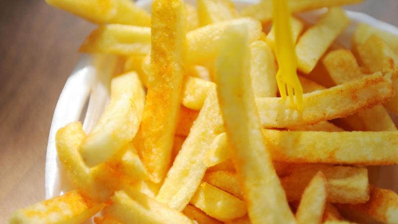 Pommes Frites in einer Imbissstube.