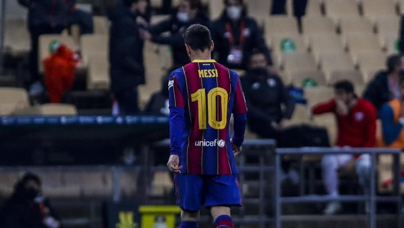 Nach seiner Roten Karte geht Superstar Lionel Messi vom FC Barcelona vom Spielfeld.