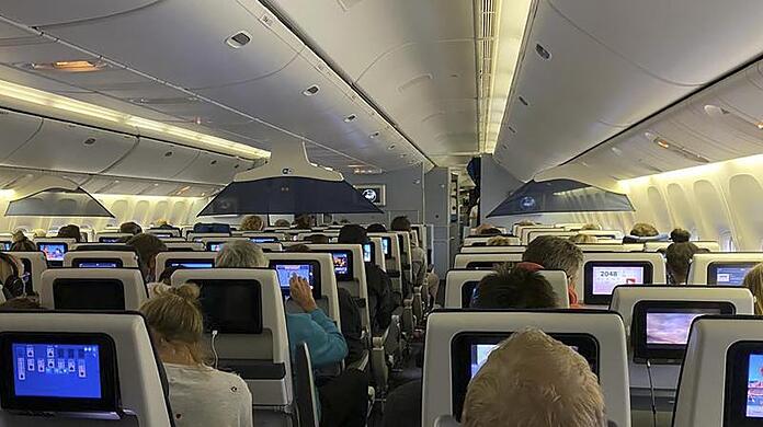 Blick in den Innenraum des Fluges KLM 598 aus Kapstadt nach Amsterdam. Mehrere Omikron-Infizierte waren an Bord der Maschine.