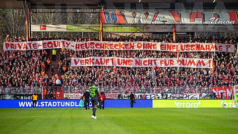 Uion-Fans zeigen in der Alten Försterei Banner, die sich gegen den geplanten Investoren-Deal der DFL richten.