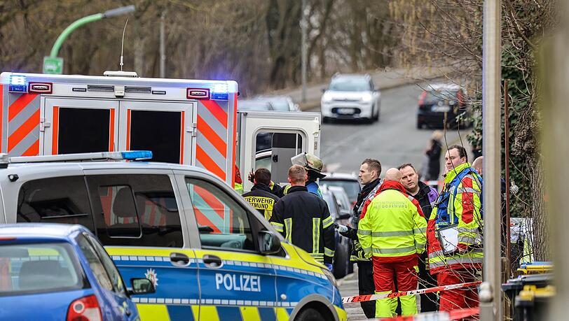 Nach einem tödlichen Schuss bei einem Polizeieinsatz sichern Einsatzkräfte die Stelle ab.