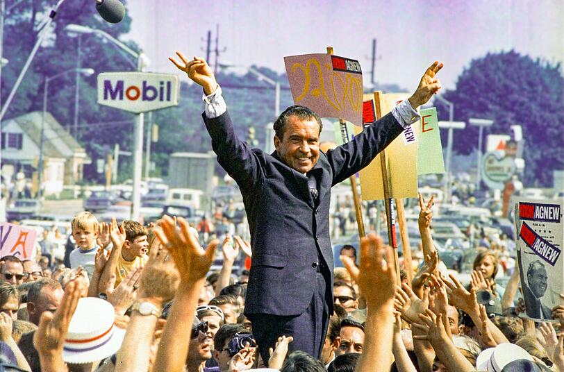 Richard Nixon, republikanischer Kandidat und späterer Präsident der USA (1969-1974), lässt sich bei einem Wahlkampfauftritt feiern. Richard Nixon, republikanischer Kandidat und späterer Präsident der USA (1969-1974), lässt sich bei einem Wahlkampfauftritt feiern.