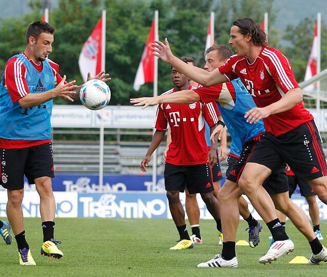 Neue Bilder aus dem Trainingslager der Bayern: Ribéry ist wieder am Ball und Neuer nimmt die Hürden