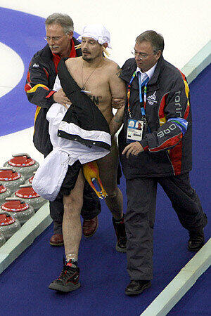 Dieser Mann versuchte sich als Flitzer beim Curling. Brrrrr, wenn das nicht ein bisschen zu kalt war.