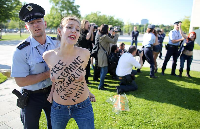 Nackte Wut: Femen-Aktivistinnen demonstrieren am Freitag vor dem Bundekanzleramt.