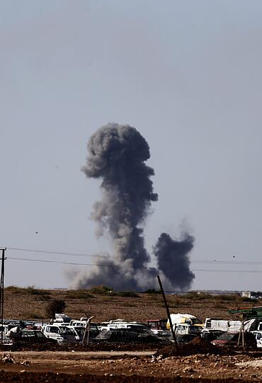 Nach einem Luftschlag gegen die IS im Westen von Kobane steigt Rauch gen Himmel hinauf.