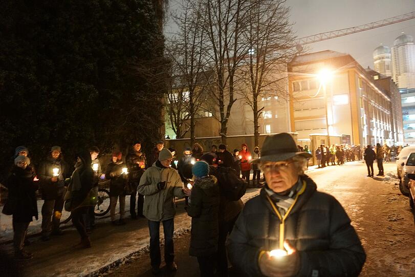Eine schöne Symbolik: Die Lichterkette hat mehrere Münchner Gotteshäuser miteinander verbunden.