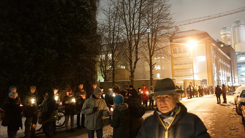 Eine schöne Symbolik: Die Lichterkette hat mehrere Münchner Gotteshäuser miteinander verbunden. Eine schöne Symbolik: Die Lichterkette hat mehrere Münchner Gotteshäuser miteinander verbunden.