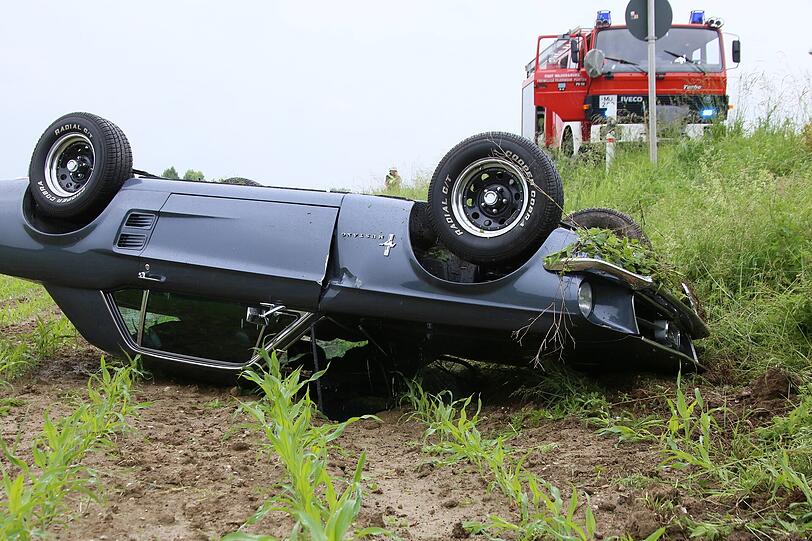 Spektakulärer Abflug eines Ford Mustang Oldtimers zwischen Waldkraiburg und Pürten. Der Fahrer verliert die Kontrolle und landet auf dem Dach.