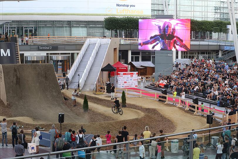 Models und Mountainbiker am Flughafen: Die Bilder vom "Schöne Münchnerin"-Wildcard-Event beim "Bike & Style"-Festival zum Durchklicken.
