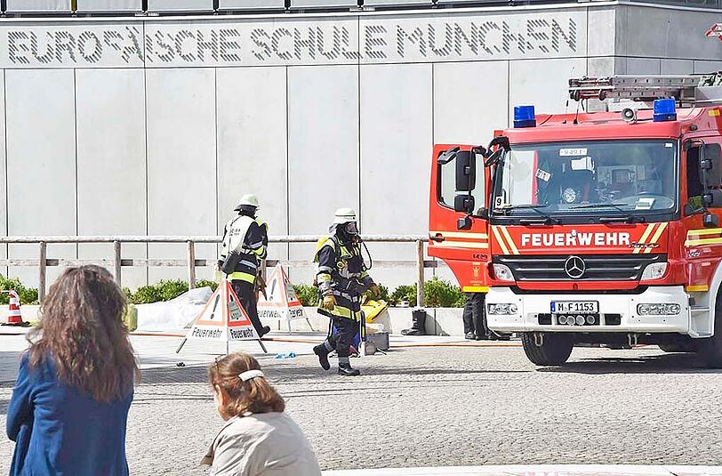 Die Feuerwehr steht vor der Europäischen Schule in Neuperlach. Ein Experiment im Chemieunterricht ging schief - der Gebäudekomplex musste evakuiert werden.