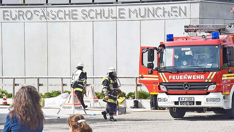 Die Feuerwehr steht vor der Europäischen Schule in Neuperlach. Ein Experiment im Chemieunterricht ging schief - der Gebäudekomplex musste evakuiert werden. Die Feuerwehr steht vor der Europäischen Schule in Neuperlach. Ein Experiment im Chemieunterricht ging schief - der Gebäudekomplex musste evakuiert werden.