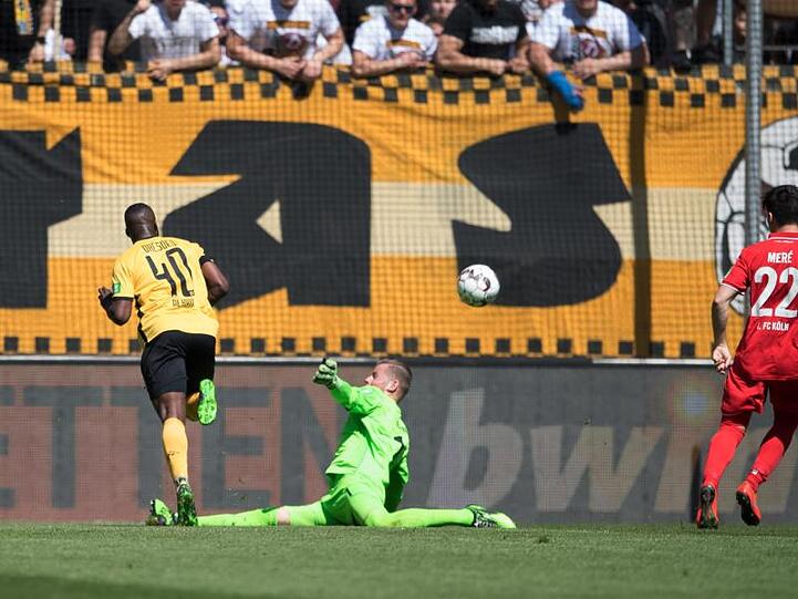 Dynamos Erich Berko (l)lässt FC-Keeper Timo Horn (M) keine Chance.