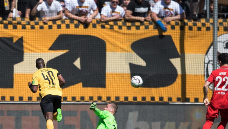 Dynamos Erich Berko (l)lässt FC-Keeper Timo Horn (M) keine Chance. Dynamos Erich Berko (l)lässt FC-Keeper Timo Horn (M) keine Chance.