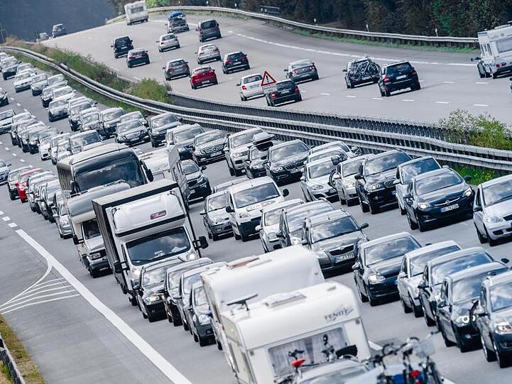 Autos stauen sich auf einer Autobahn. Foto: Markus Scholz/Archivbild
