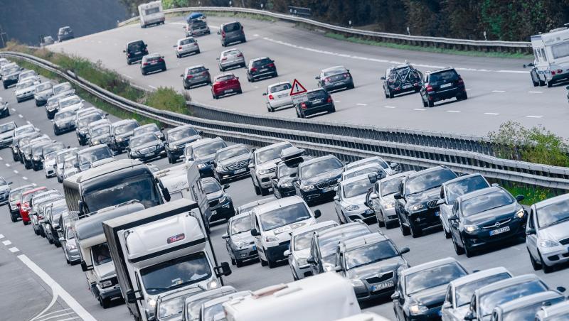 Autos stauen sich auf einer Autobahn. Foto: Markus Scholz/Archivbild Autos stauen sich auf einer Autobahn. Foto: Markus Scholz/Archivbild