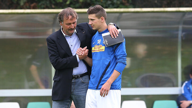 Sommer 2013: Goretzka, hier im Dress seines Heimatvereins VfL Bochum, im Gespräch mit seinem Mentor und Coach Peter Neururer Sommer 2013: Goretzka, hier im Dress seines Heimatvereins VfL Bochum, im Gespräch mit seinem Mentor und Coach Peter Neururer