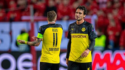 Dortmunds Mats Hummels (r) und Dortmunds Marco Reus diskutieren auf dem Platz.