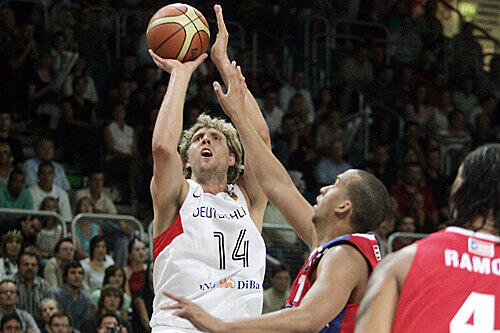 Erst extrem stark, dann extrem sprachlos: Deutschlands Dirk Nowitzki (r.) beim 96:82 gegen Puerto Rico.