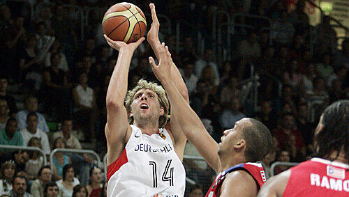 Erst extrem stark, dann extrem sprachlos: Deutschlands Dirk Nowitzki (r.) beim 96:82 gegen Puerto Rico. Erst extrem stark, dann extrem sprachlos: Deutschlands Dirk Nowitzki (r.) beim 96:82 gegen Puerto Rico.