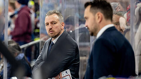 Neue Position mit schwierigen Rahmenbedingungen: Seit dem achten Saisonspiel fungiert Max Kaltenhauser als Cheftrainer des EHC, und scheint inzwischen Team und Umfeld zu stabilisieren. Kommen jetzt auch konstant gute Ergebnisse?