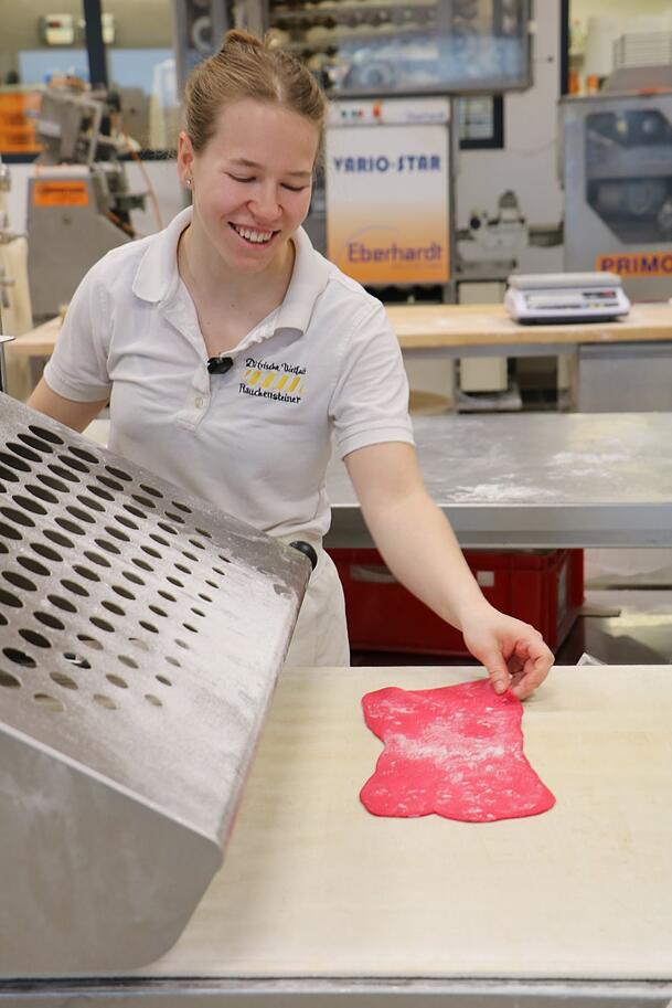 Mithilfe eines Geräts hat Gerstmeir den Teig schnell ausgerollt. Mithilfe eines Geräts hat Gerstmeir den Teig schnell ausgerollt.