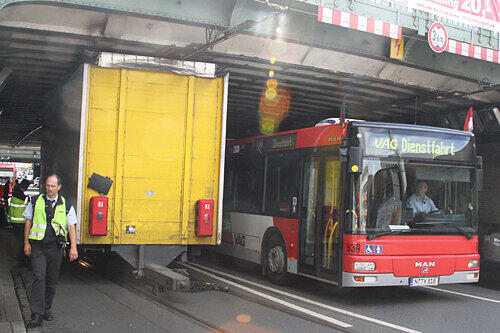 Ein Lkw, der höher als erlaubt war, blockierte den Steinbühler Tunnel und die Durchfahrt der Straßenbahn.