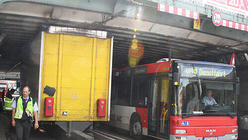 Ein Lkw, der höher als erlaubt war, blockierte den Steinbühler Tunnel und die Durchfahrt der Straßenbahn. Ein Lkw, der höher als erlaubt war, blockierte den Steinbühler Tunnel und die Durchfahrt der Straßenbahn.