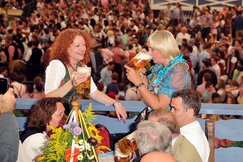 Margarete Bause und Claudia Roth von den Grünen haben sich das Volksfest auch nicht entgehen lassen.