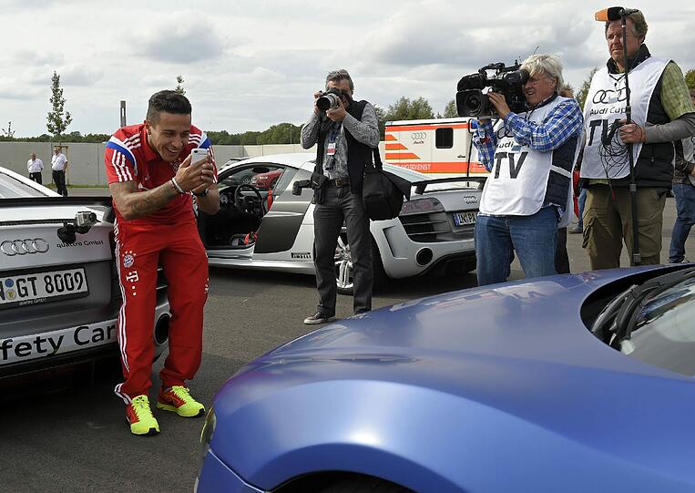 Die Bayern-Stars mit ihren neuen Dienstwagen.