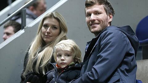 Benny Lauth mit Sohn Liam und Frau Juliane beim Eishockey in München.