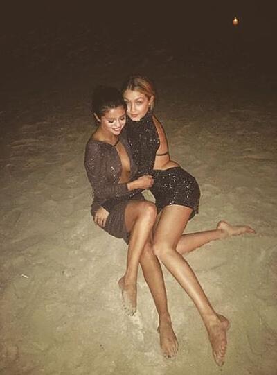 Selena Gomez schießt mit Freundin Gigi Hadid sexy Fotos am Strand