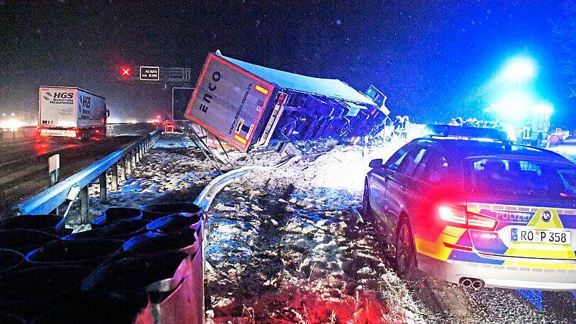Der Lkw war im Schneetreiben in einen Schutzwall gefahren und kippte um. Die Ausfahrt Hofolding war lange gesperrt.