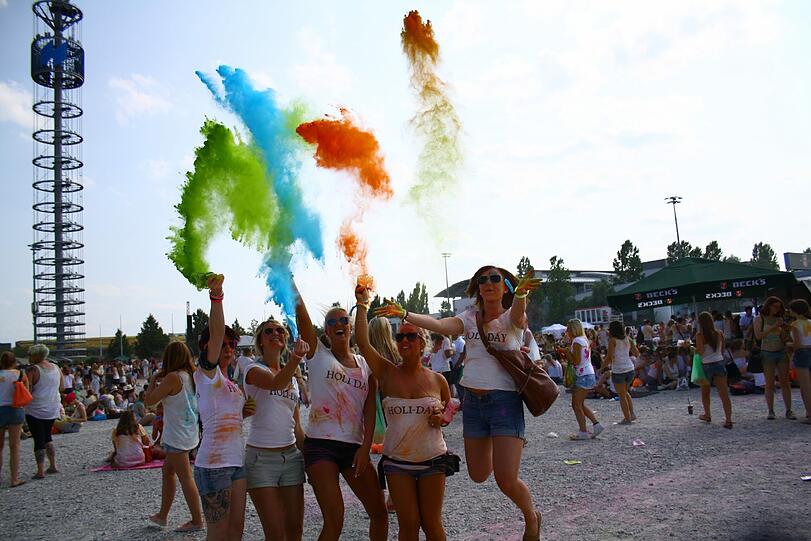 Bunter geht nicht: Das Holi One Color Festival in Riem. Die Bilder.