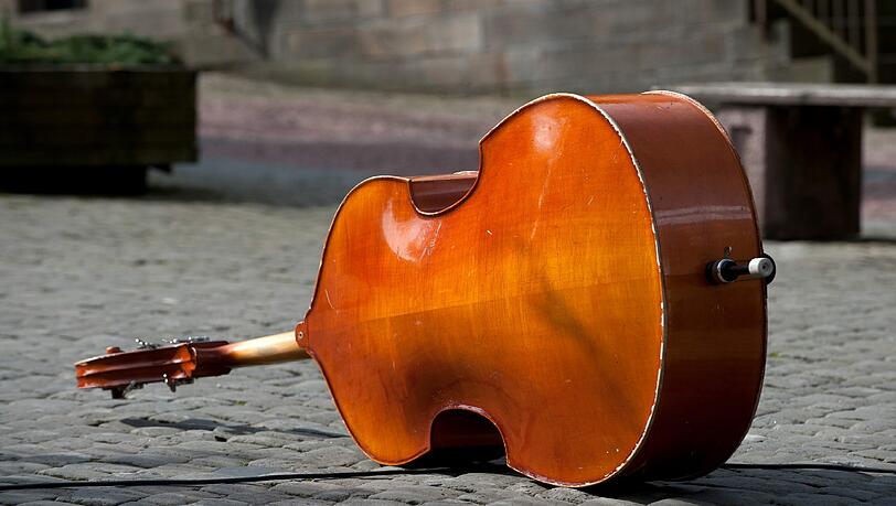 Musikalisch Begleitung mit Kontrabass. (Symbolbild) Musikalisch Begleitung mit Kontrabass. (Symbolbild)