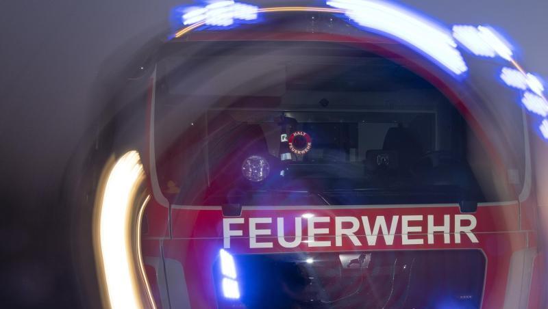 Ein Feuerwehrfahrzeug steht mit eingeschaltetem Blaulicht im Sonnenuntergang auf einer Straße. Foto: Patrick Seeger/dpa Ein Feuerwehrfahrzeug steht mit eingeschaltetem Blaulicht im Sonnenuntergang auf einer Straße. Foto: Patrick Seeger/dpa