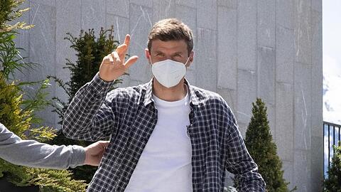 Thomas Müller grüßt bei seiner Ankunft am Hotel Nidum in Österreich.