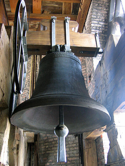 Die "Winklerin" im Nordturm (gegossen 1451, zwei Tonnen, benannt vermutlich nach der Stifterfamilie) stammt noch aus der alten Marienbasilika, der Vorgängerin der Frauenkirche. Sie klingt wie eine Stimme aus alter, längst vergangener Zeit. Solo zu hören ist sie samstags um 17 Uhr und sonntags um 11.30 Uhr.