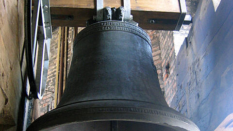 Die "Winklerin" im Nordturm (gegossen 1451, zwei Tonnen, benannt vermutlich nach der Stifterfamilie) stammt noch aus der alten Marienbasilika, der Vorgängerin der Frauenkirche. Sie klingt wie eine Stimme aus alter, längst vergangener Zeit. Solo zu hören ist sie samstags um 17 Uhr und sonntags um 11.30 Uhr.