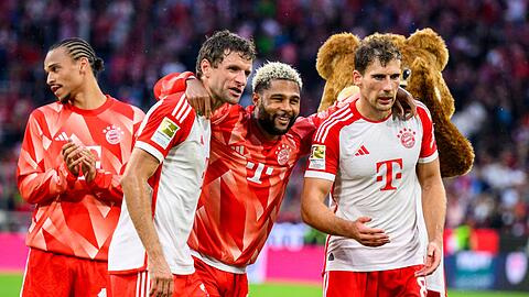 Münchens Thomas Müller (l-r), Münchens Serge Gnabry und Münchens Leon Goretzka nach dem Spiel.